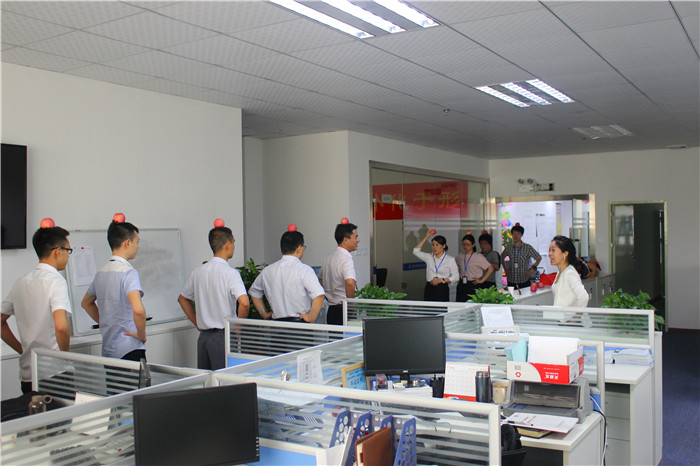 全體學員在訓練走步--頭頂蘋果 全體學員在訓練走步--頭頂蘋果