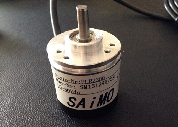 速度傳感器的加速工作原理，將加速度轉化成電壓輸出